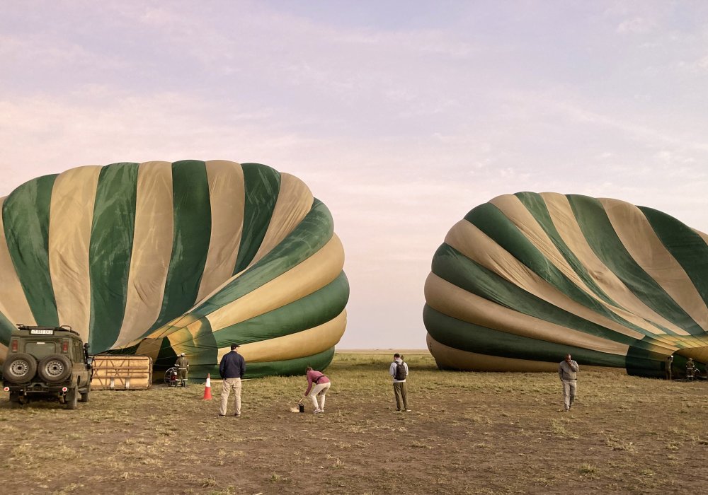 Décollage de la montgolfière dans le parc national du Serengeti au lever du soleil